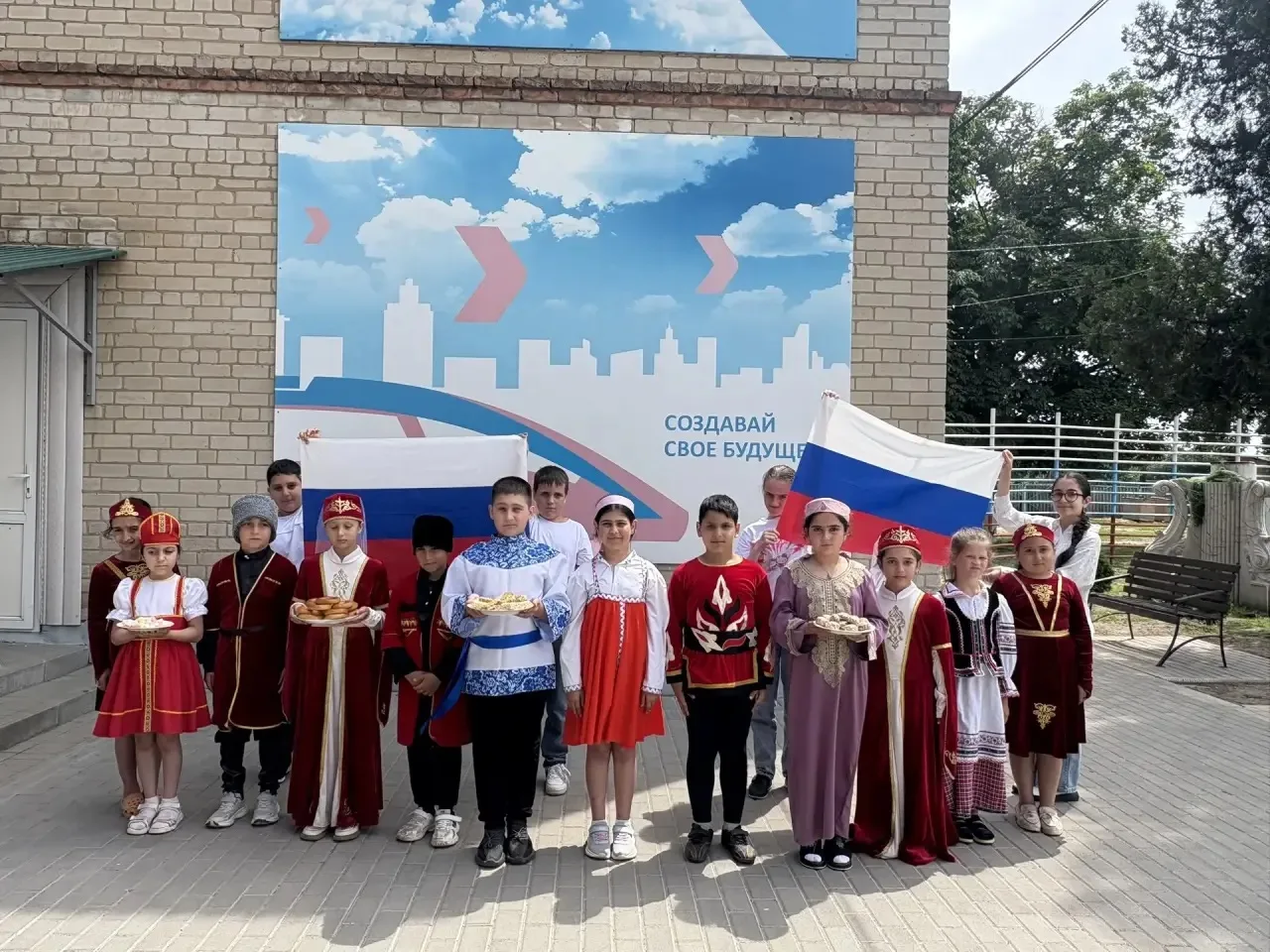 День России 🇷🇺

В преддверии Дня России в нашем пришкольном лагере МБОУ СОШ 19 имени И. Ф. Русина 