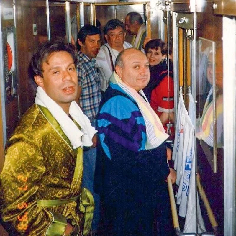 1993 год, русские юмористы едут на гастроли: еврей Ефим Шифрин, еврей Михаил Жванецкий,...