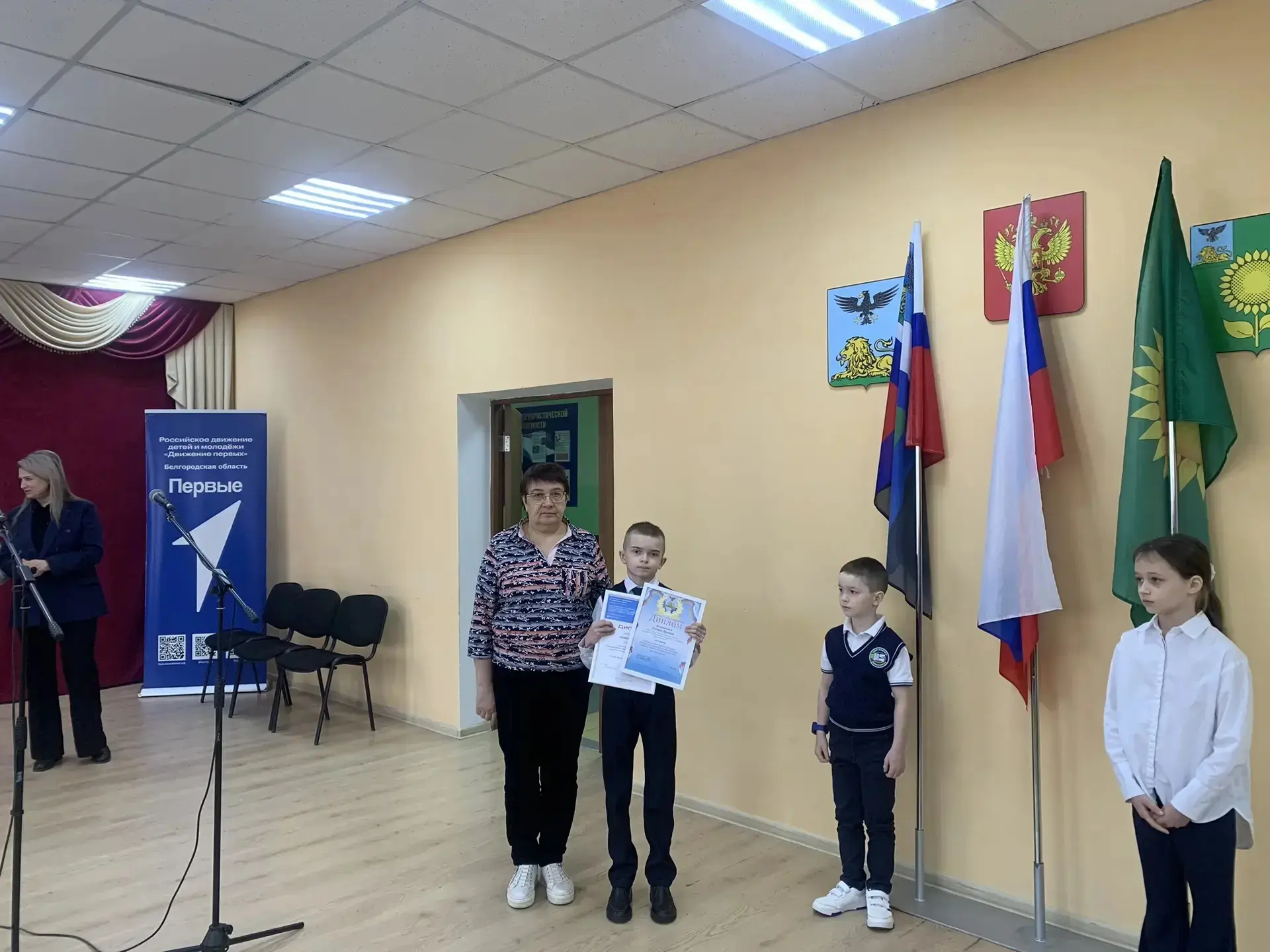 🇷🇺🇷🇺🇷🇺13 апреля состоялась торжественная линейка, посвящённая поднятию флага РФ.  🎓Почётное право по