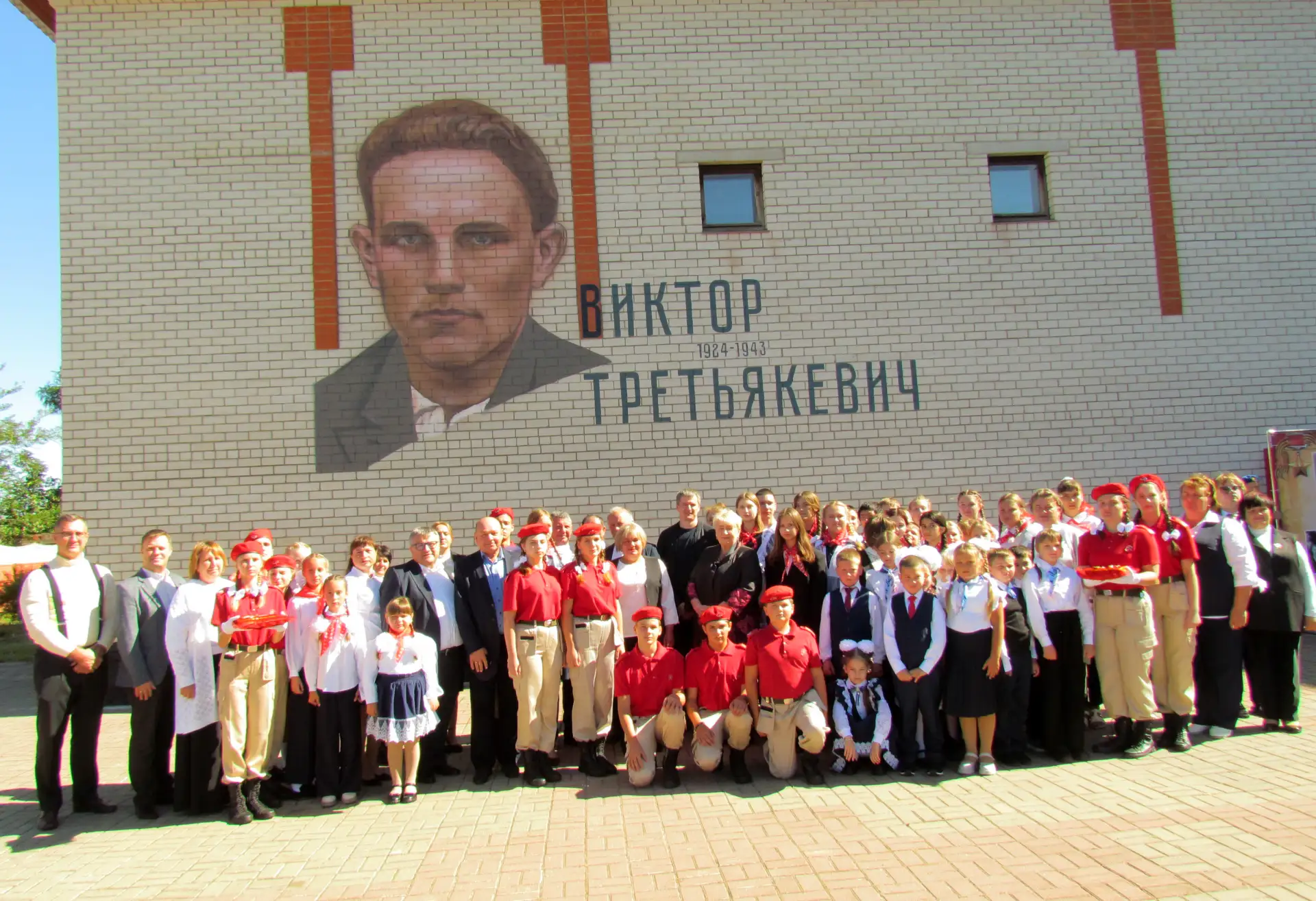 🇷🇺 Мурал с изображением Героя России Виктора Третьякевича украсил фасад Ясеновской СО...
