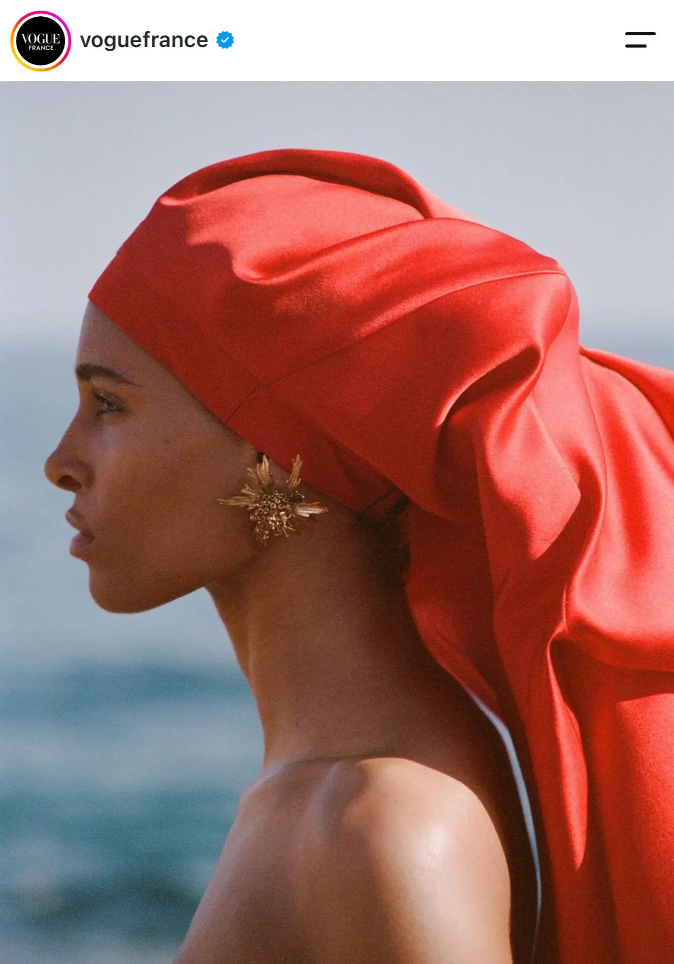 Какой крутой стилистический прием в съемке Vogue France-атласная футболка YSL надетая к...