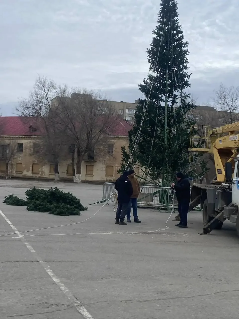 Главную ель города приводят в порядок! Надеемся что до новогодних праздников простоит в целости и со