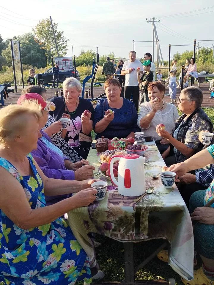 В ясный солнечный денёк на уличной площадке Климовского СДК в тёплом кругу друзей прошл...