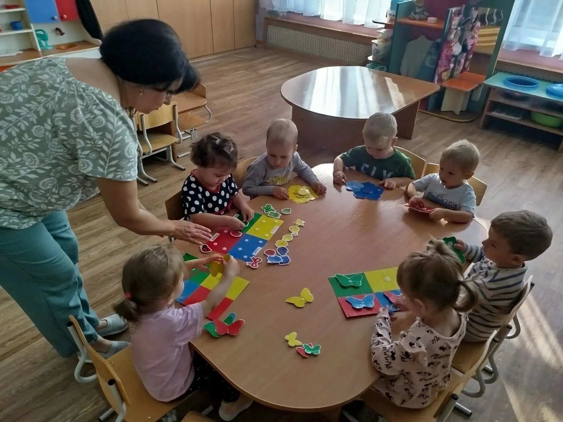 💫Одной из главных задач в младшей группе  является изучение основных цветов: красного,...