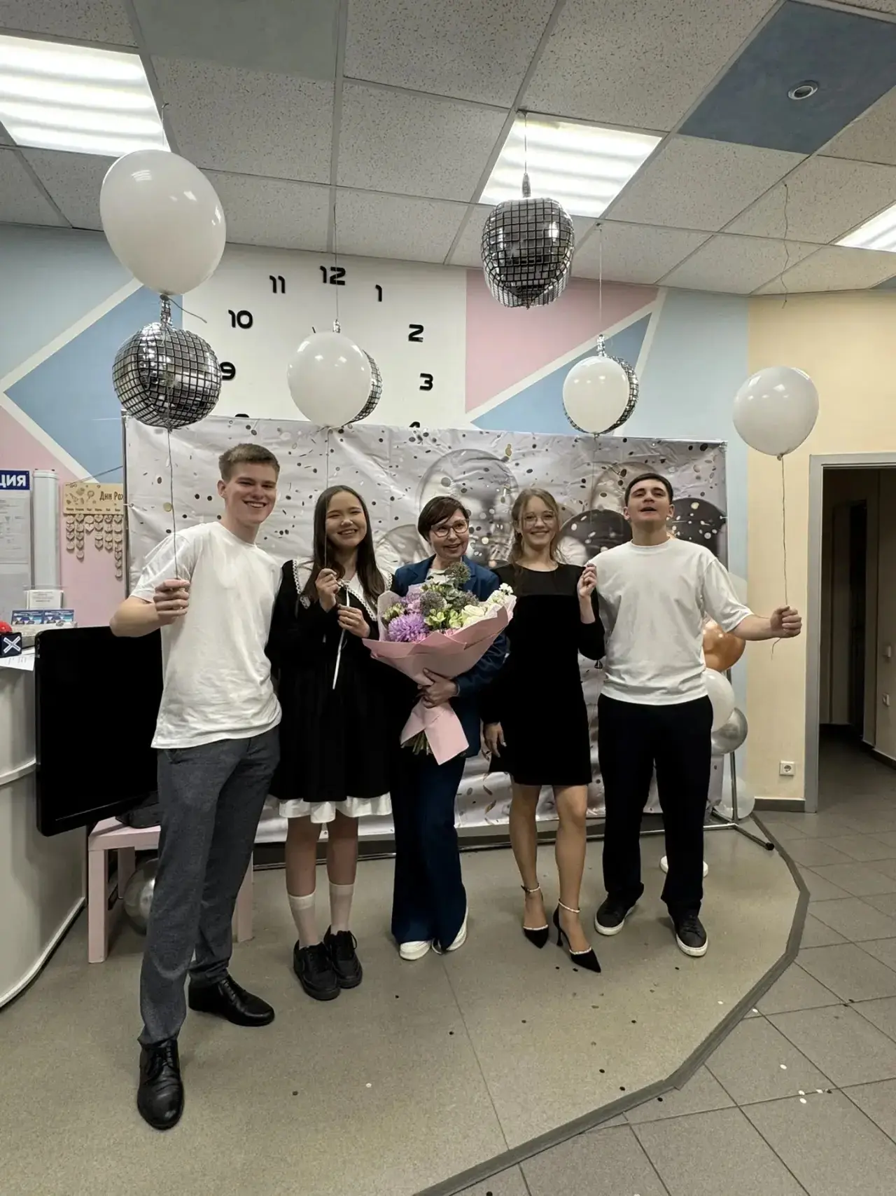 🎓 Последний звонок 9 класса в «Компасе» прошёл в формате квиза.