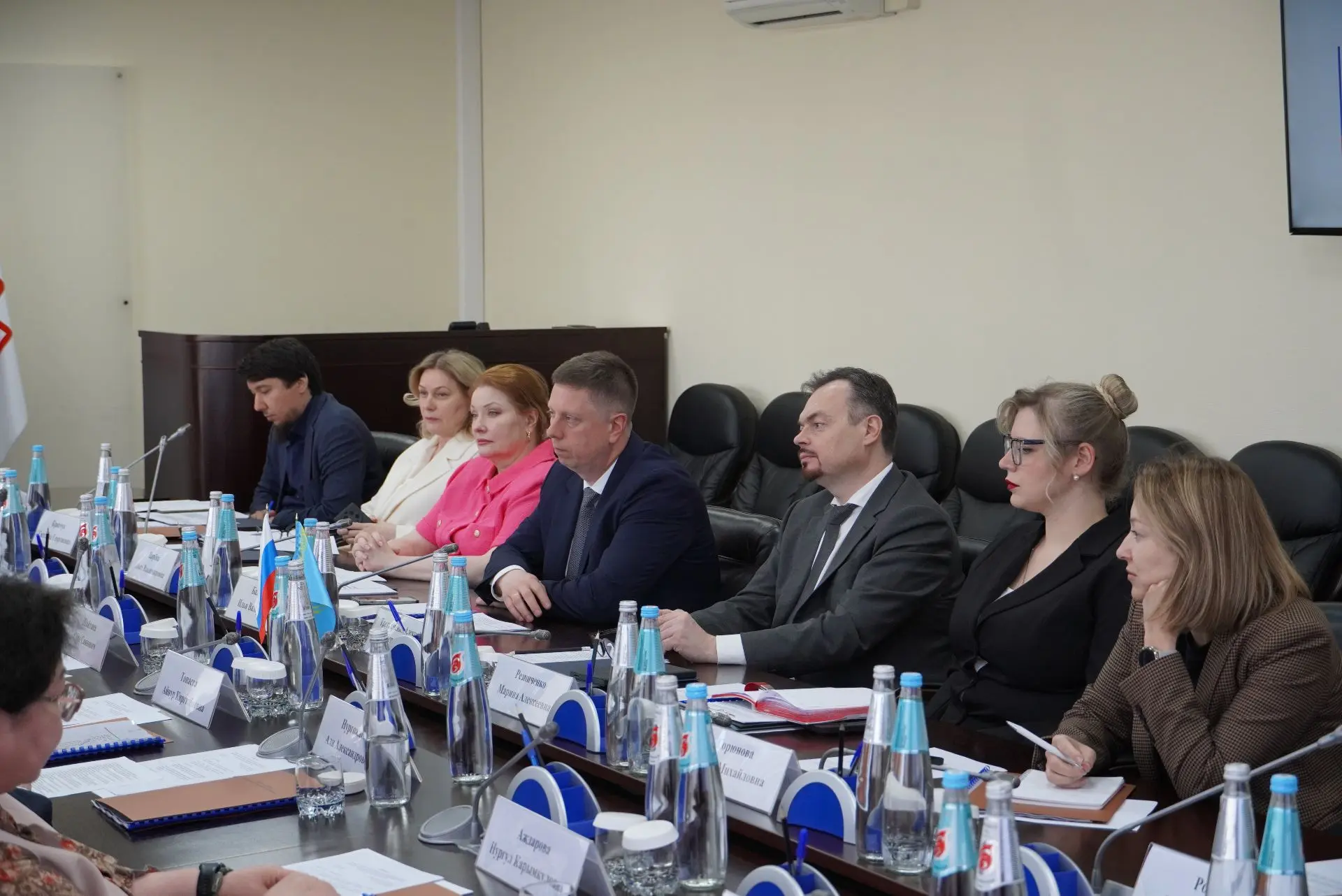 ФОМС провёл встречу с представителями здравоохранения Казахстана