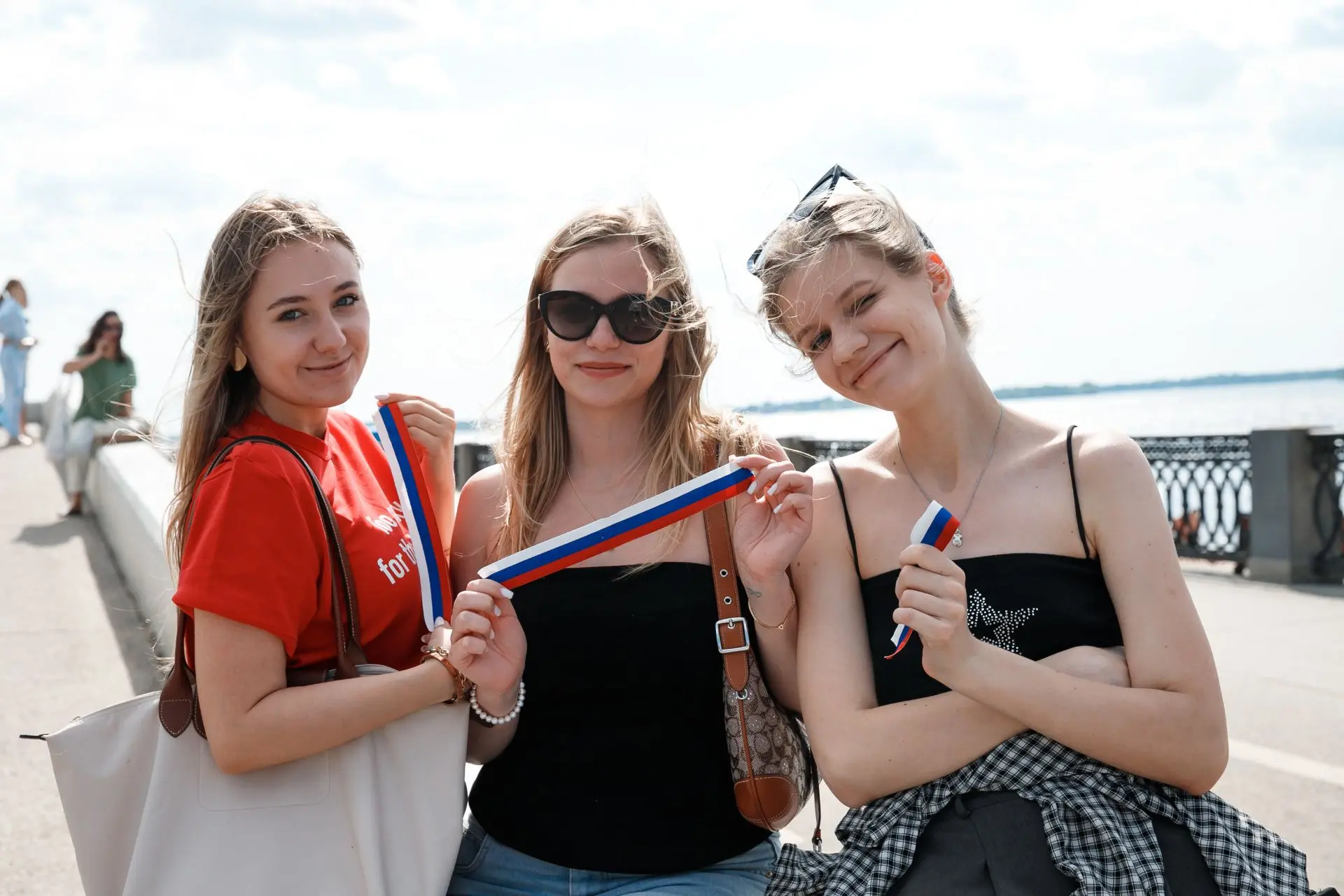 Триколор в каждый дом 🇷🇺

В День главного государственного праздника на набережной прошла акция «Р