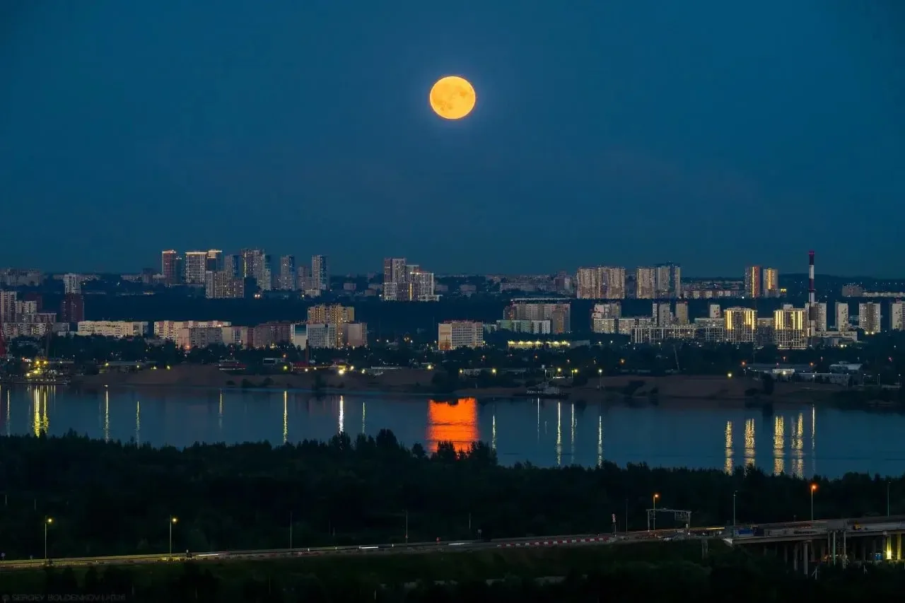 Полнолуние над городом 
⠀
Фото: Сергей Болденков