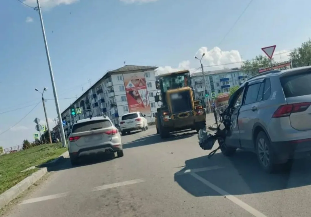 ❗️Кроссовер и трактор попали в ДТП в Усолье-Сибирском