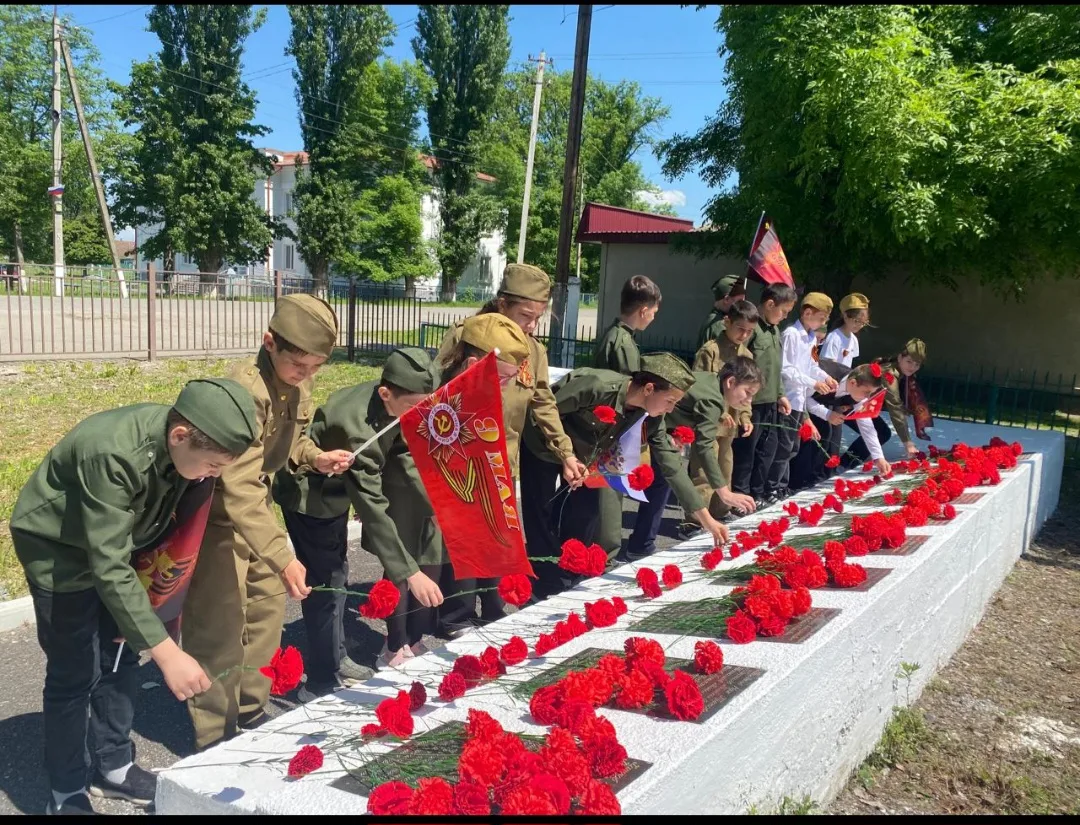 🇸🇮 В преддверии Дня Победы ученики приняли участие в торжественной церемонии  возложе...