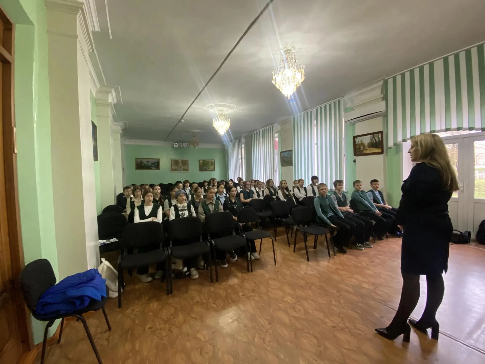 1 октября прошла встреча учащихся 7-х классов с майором полиции, начальник отделения по...