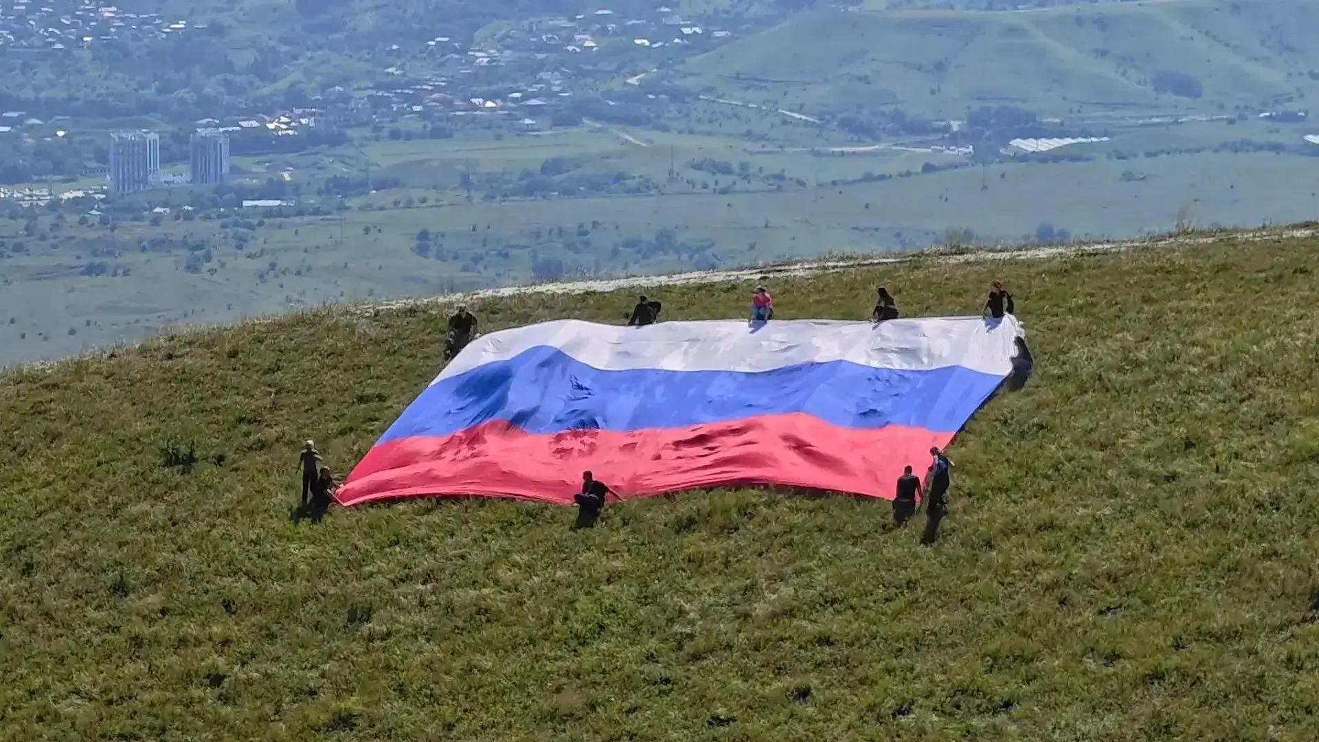 🇷🇺В Предгорье спортсмены развернули два полотнища триколора в День Российского флага