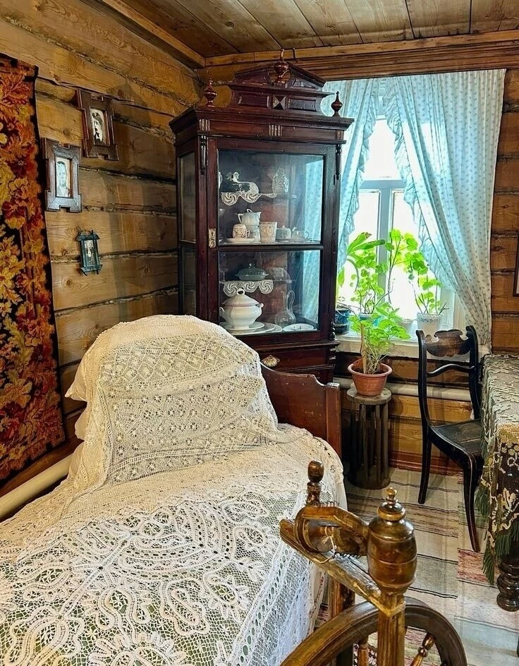 Где бы ни были мы, но по-прежнему Неизменно уверены в том Что нас примет с любовью и нежностью Наша 