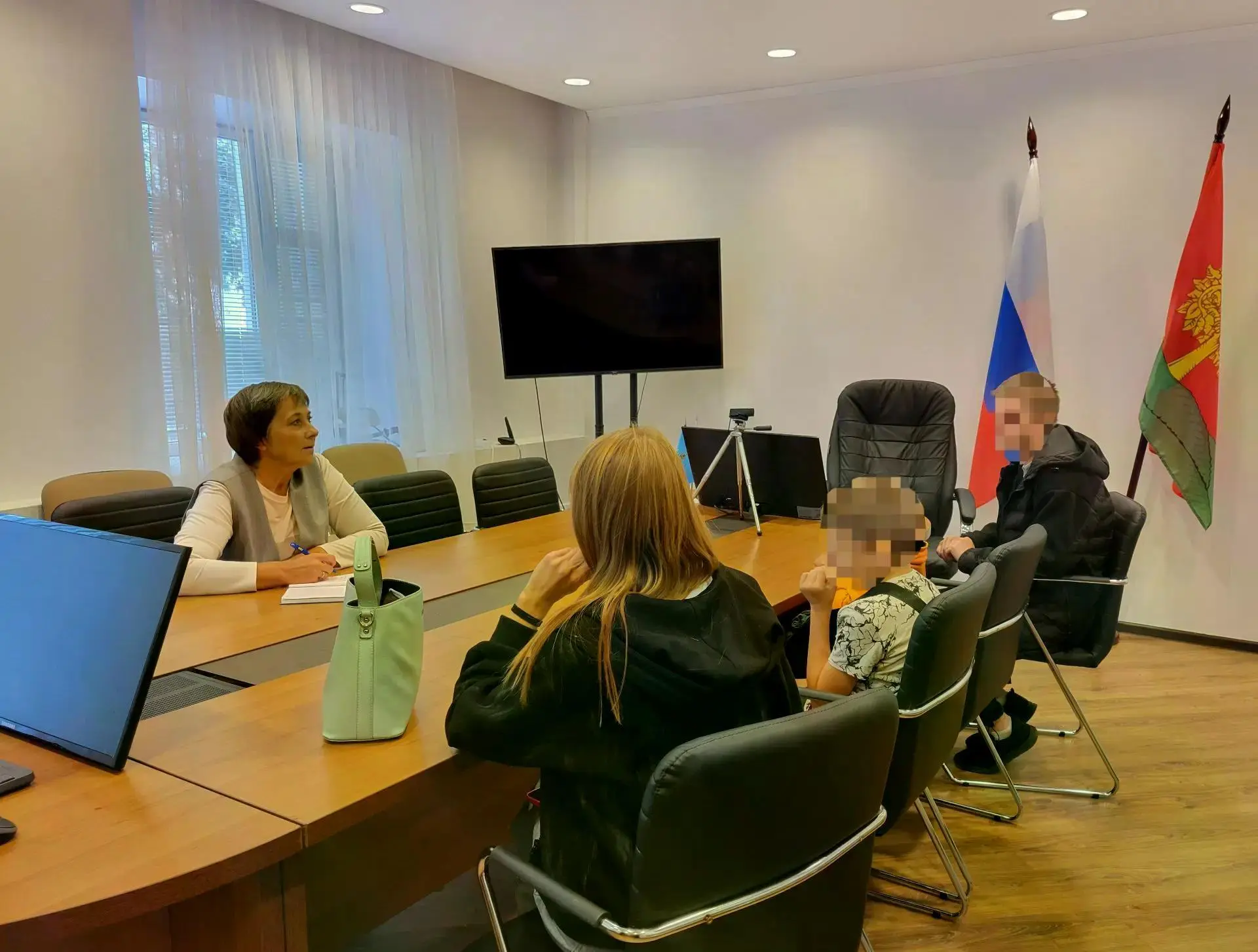 Аппарат Уполномоченного по правам ребёнка провёл внеплановую консультацию нуждающейся с...