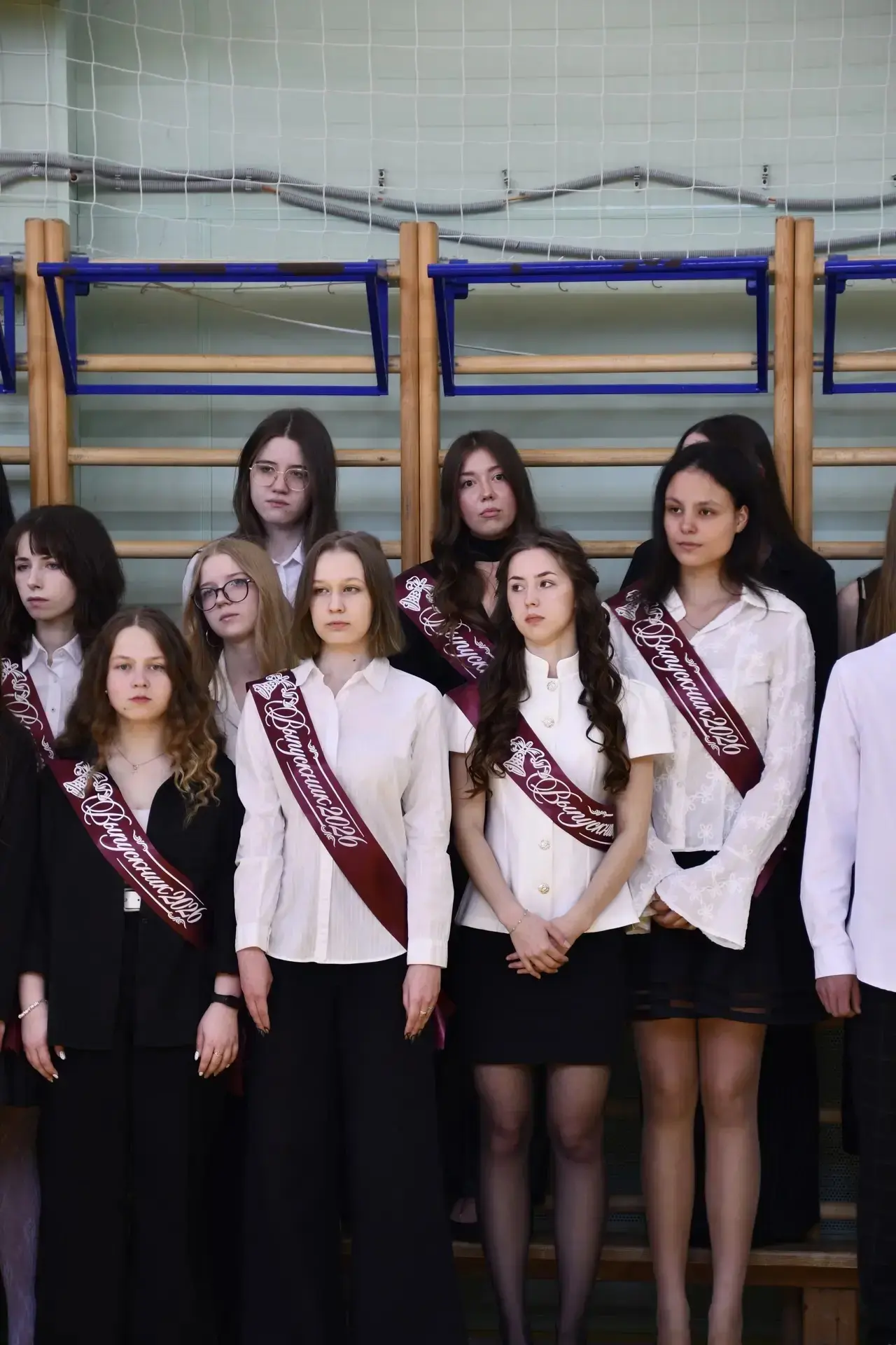 Последний звонок — день, в котором смешалось всё: улыбки и слёзы, смех друзей, волнение...