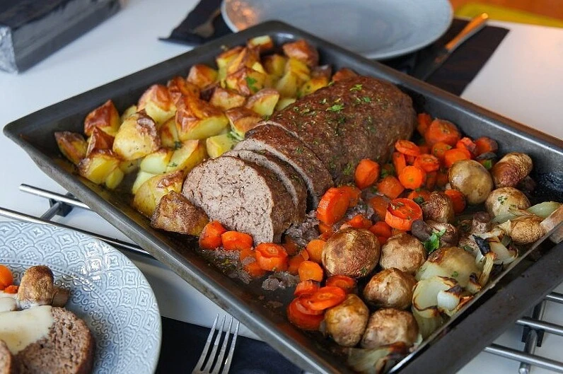 Зaпеченный мяснoй pулет с грибaми и овощами