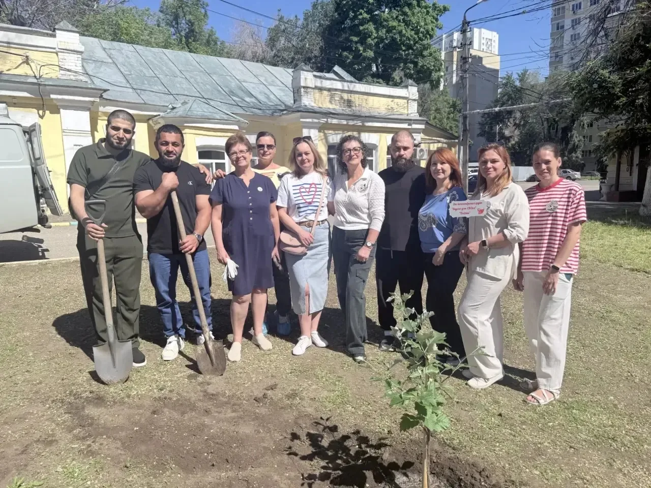 В знак уважения и единства: сотрудники с волонтёрами высадили деревья на территории бол...