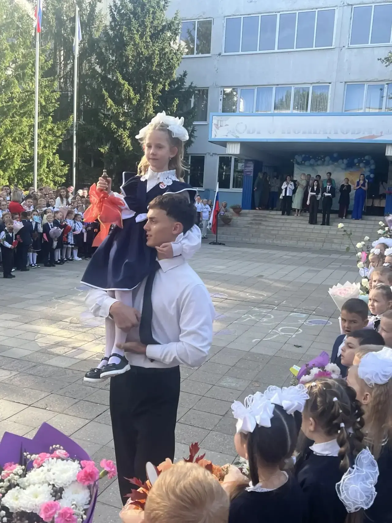 День знаний в нашей школе прошел ярко, красиво и празднично!!! 3 торжественных линейки ...