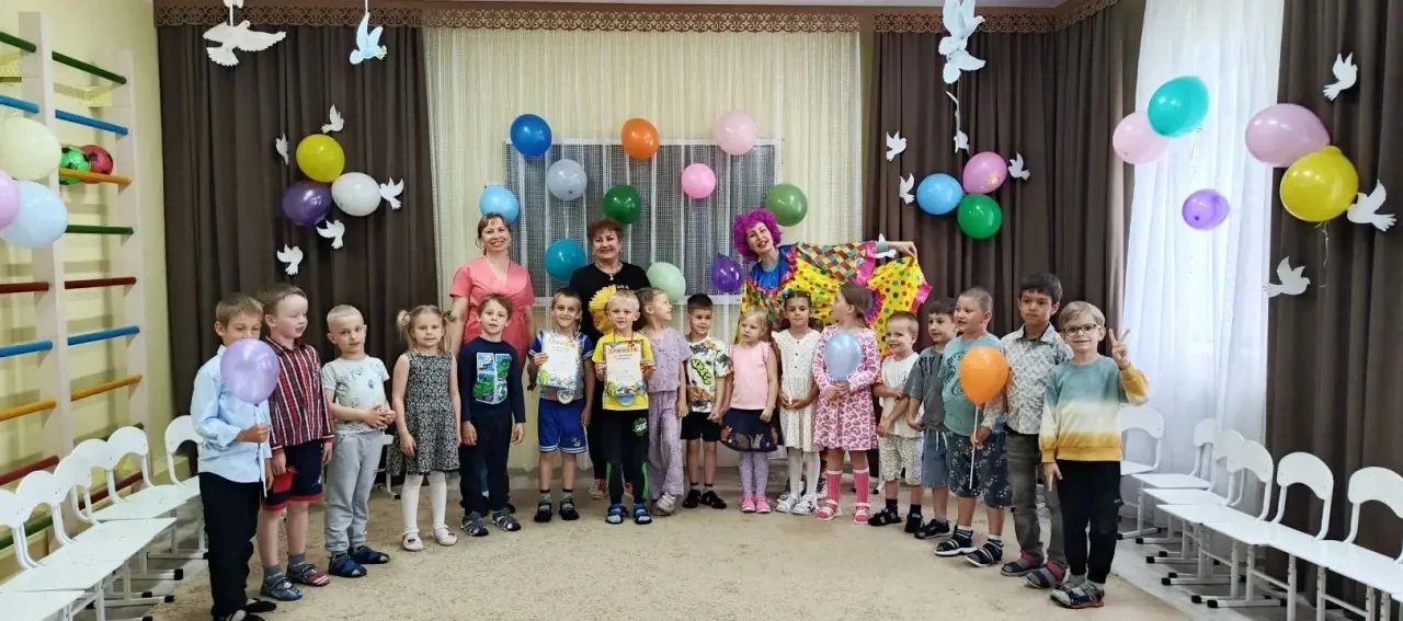 Сегодня мы проводили в школу наших повзрослевших ребят из старших групп «Ягодки» и «Кап...