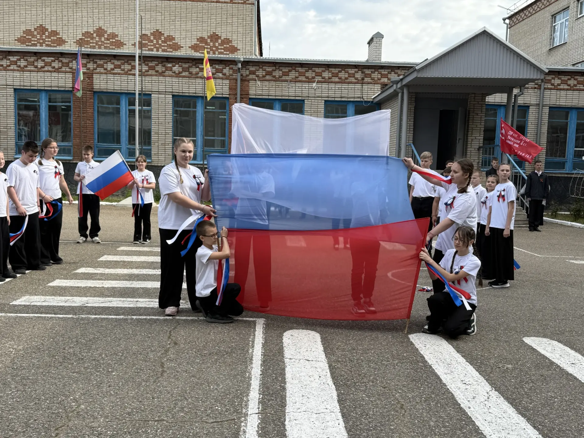 ⭐️🎖️🕊️ТОРЖЕСТВЕННЫЙ ПРАЗДНИК В НАШЕЙ ШКОЛЕ: ДЕНЬ ПОБЕДЫ!  🎆  Сегодня в стенах нашей любимой школы со