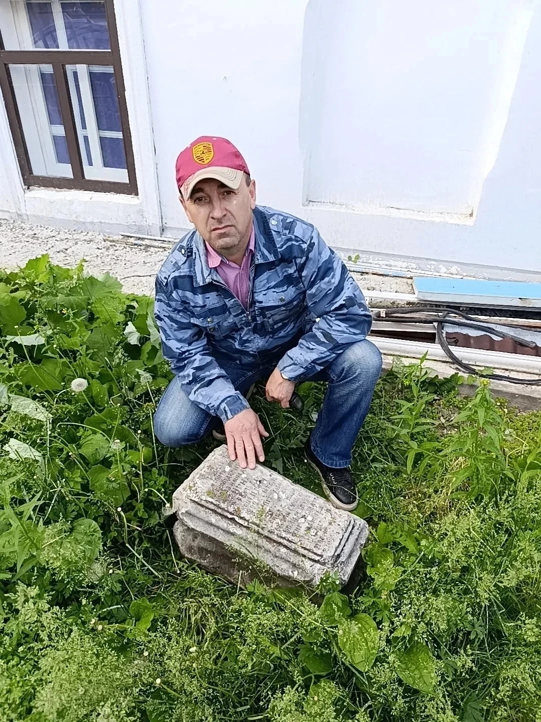 Житель Катайска нашёл старинное мраморное надгробие маленькой девочки Нины