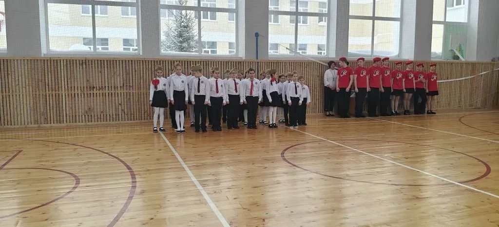 Сегодня в школе прошёл смотр строя и песни «Чтим, помним, гордимся» Наши третьеклассники показали об