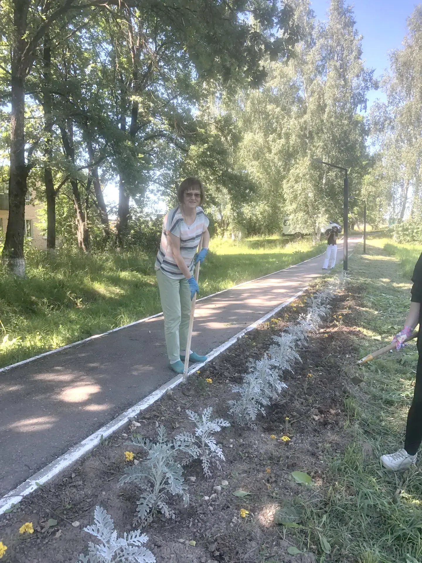 Работники культуры сегодня присоединились к субботнику по прополке клумб на въезде в п. Бабынино.

#
