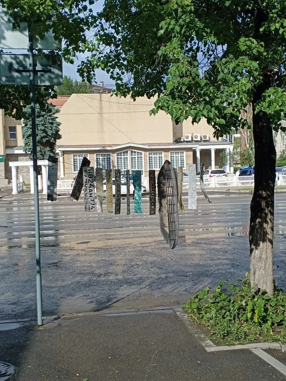 ❗️Больше десятка автомобильных номеров остались на дороге после потопа на Молодогвардейцев, в районе