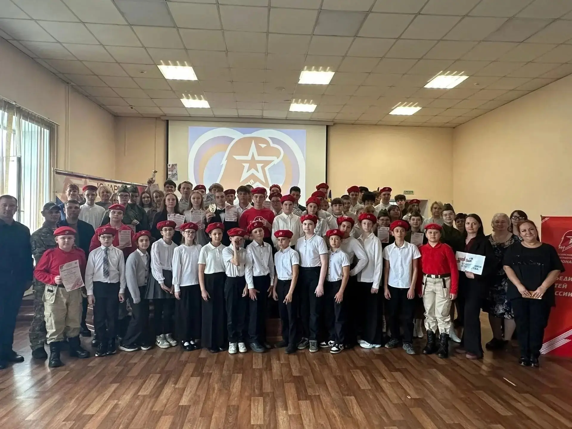 #ШкольныеНовости  - 10 лет в строю: в Междуреченске прошел торжественный слет юнармейцев