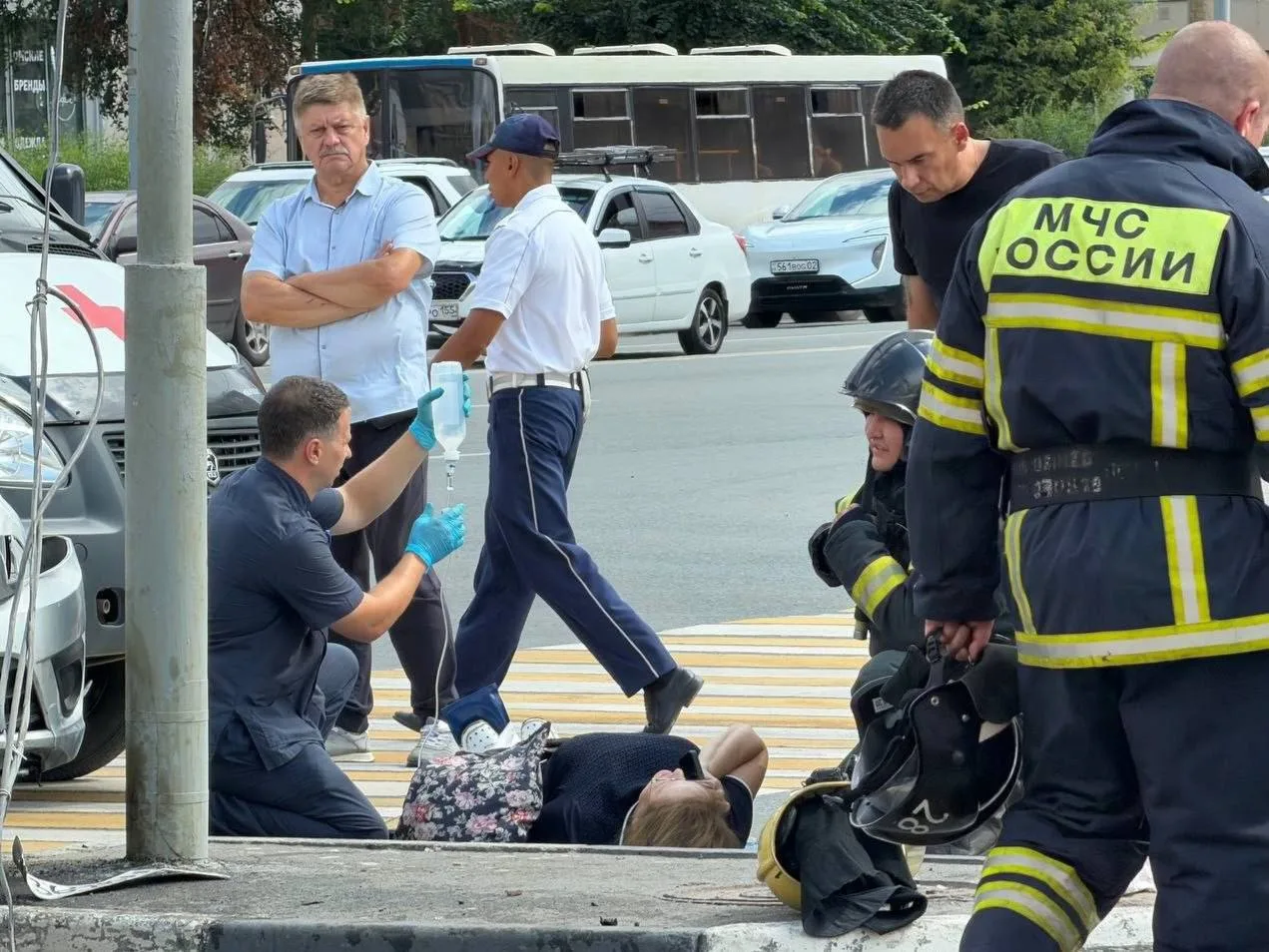 Кадры момента ДТП в Омске, где машина снесла толпу пешеходов.
