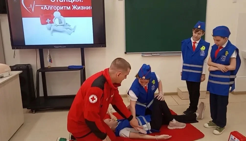 🚦✋ «Дорожный дозор» в действии: безопасность на дорогах и первая помощь!  Отряд ЮИД МАОУ «Школа № 10