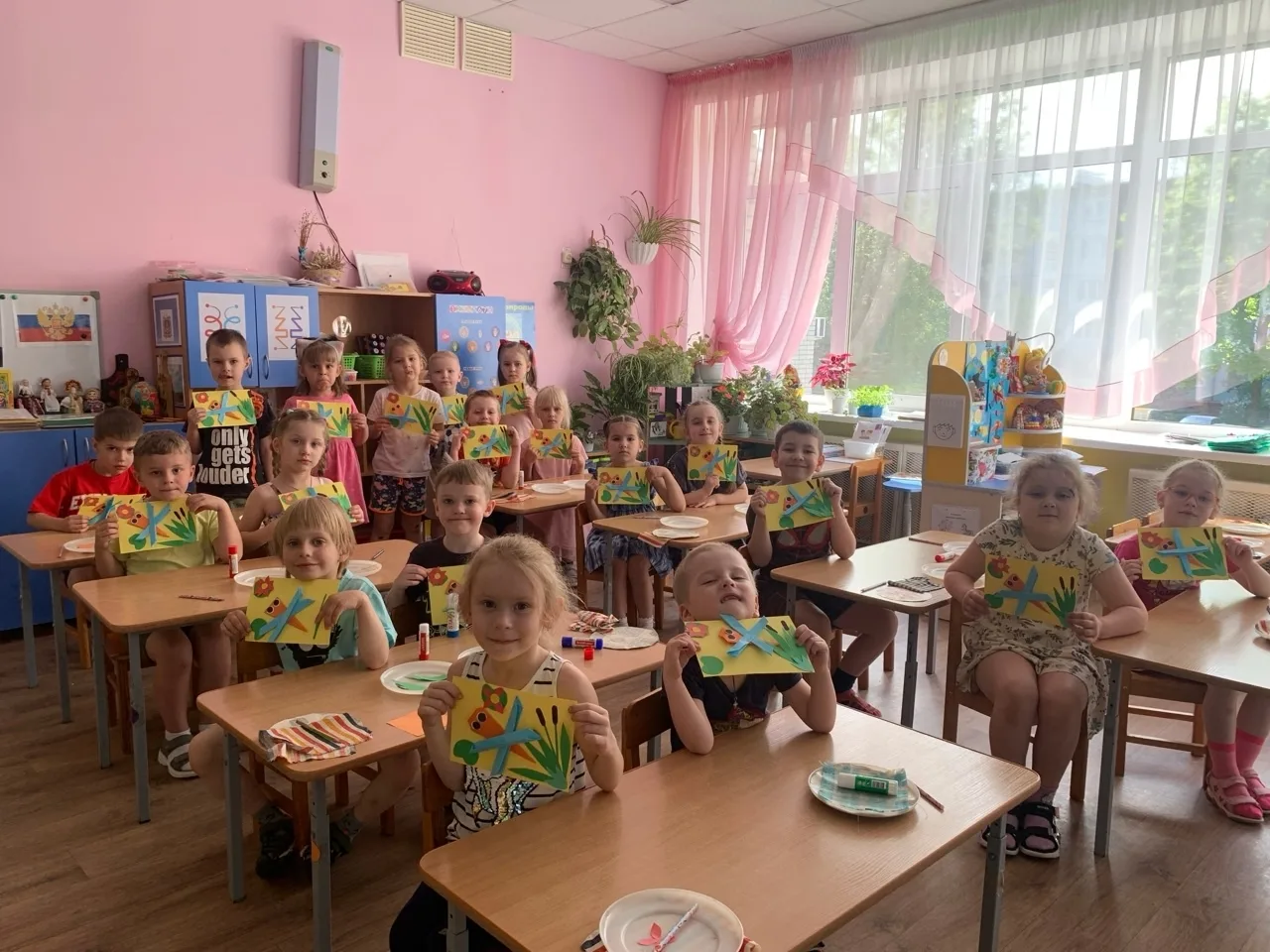Ах, какая стрекоза!
Только крылья да глаза!
В воздухе трепещет
И на солнце блещет.
Дети 👭 группы "К