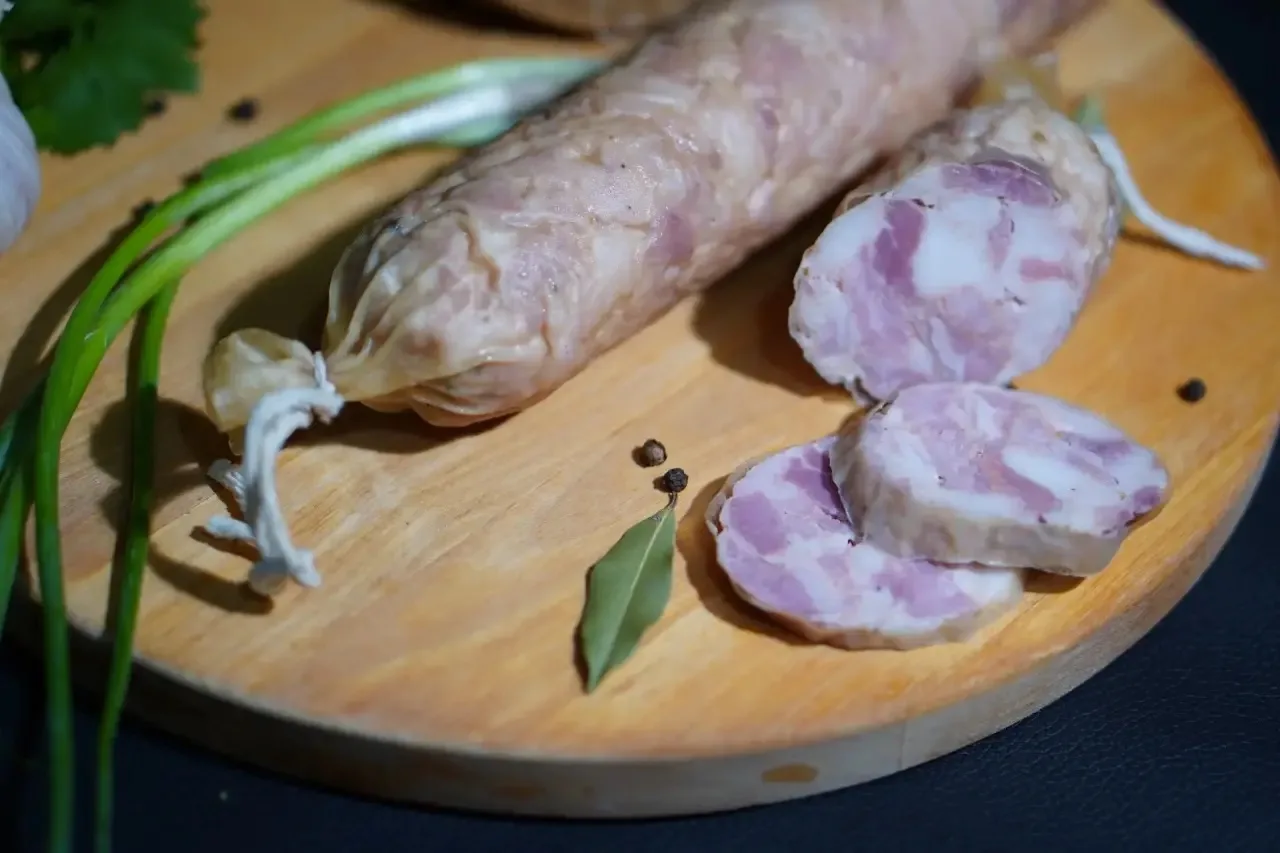 В продаже колбаса вареная домашняя. Состав домашнее мясо свинины, специи. Цена 1200 кг....