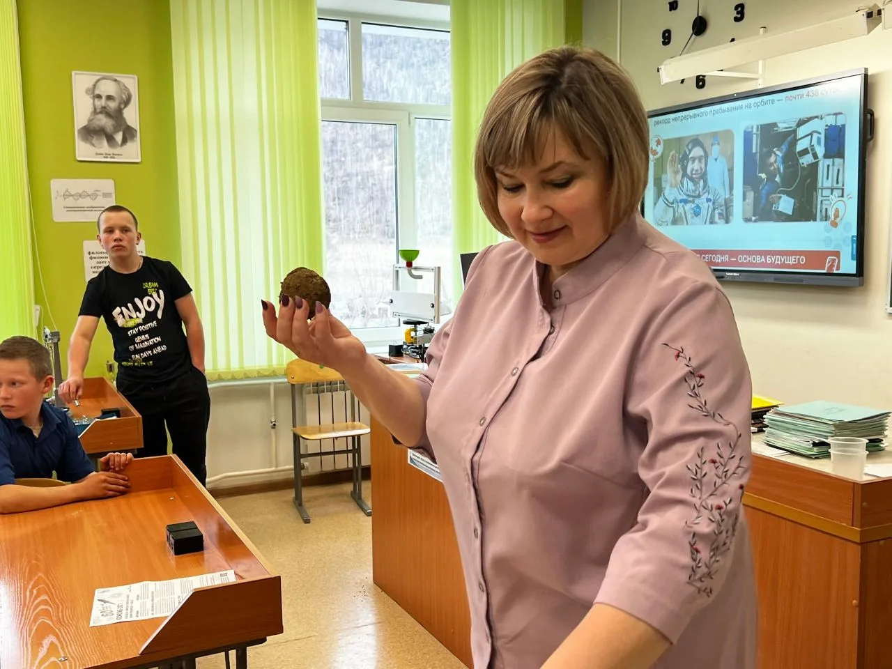 В 6‑м классе случилось настоящее научное чудо — прошёл «Гагаринский урок» от учителя физики Храмовой