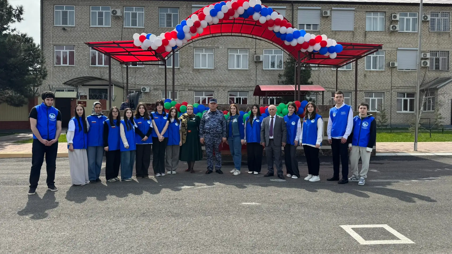 На страже истории и порядка 🔥  Волонтёры Победы Республики Дагестан приняли участие в торжественных 