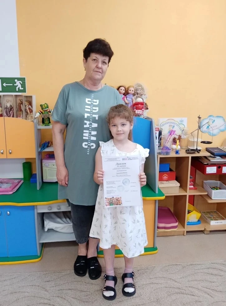 Воспитанница Середенкова Милана приняла участие в муниципальном конкурсе чтецов "В друж...