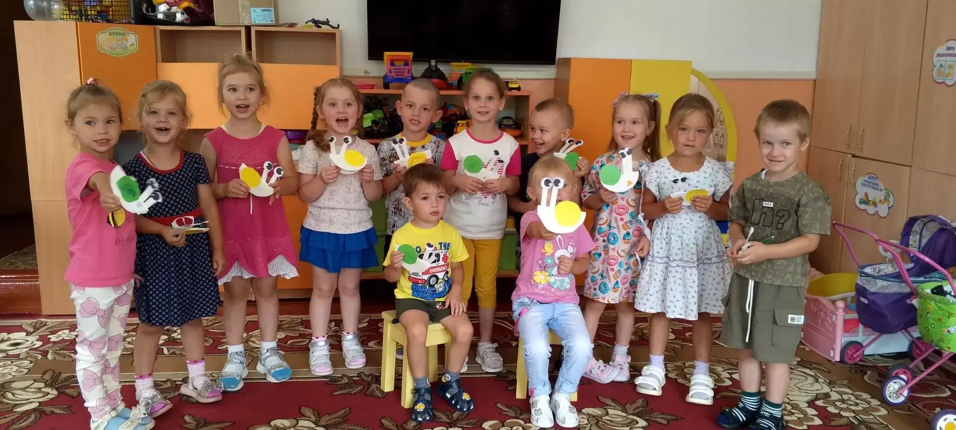 ✅Сегодня в младшей группе ребята смастерили очаровательных улиток 🐌 из цветочного картона.

Для тво