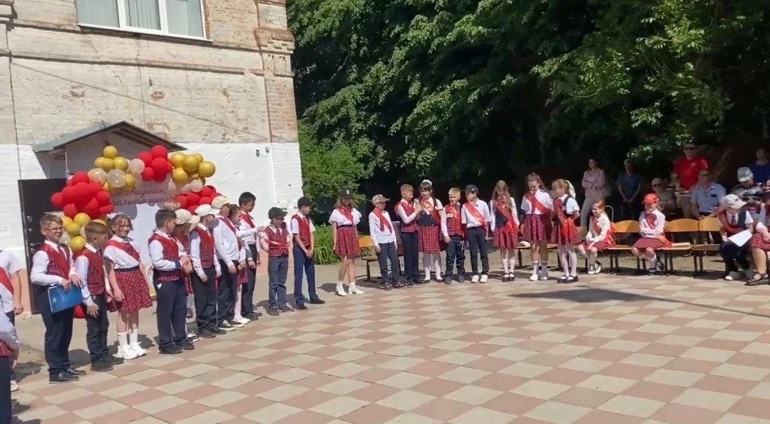 Сегодня прошёл выпускной в 4А и 4В классах.