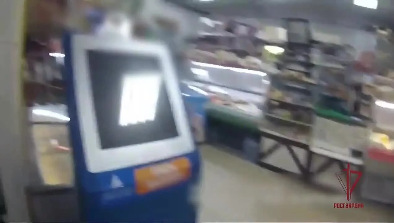 В Балашихе пьяный мужчина угрожал убийством посетителям магазина.