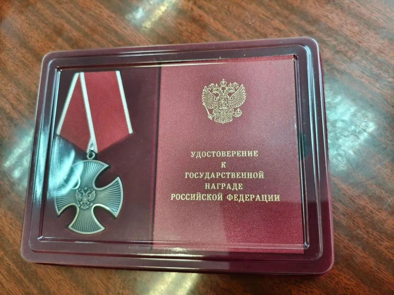 Родителям погибшего бойца из Шарьи вручен его Орден Мужества посмертно