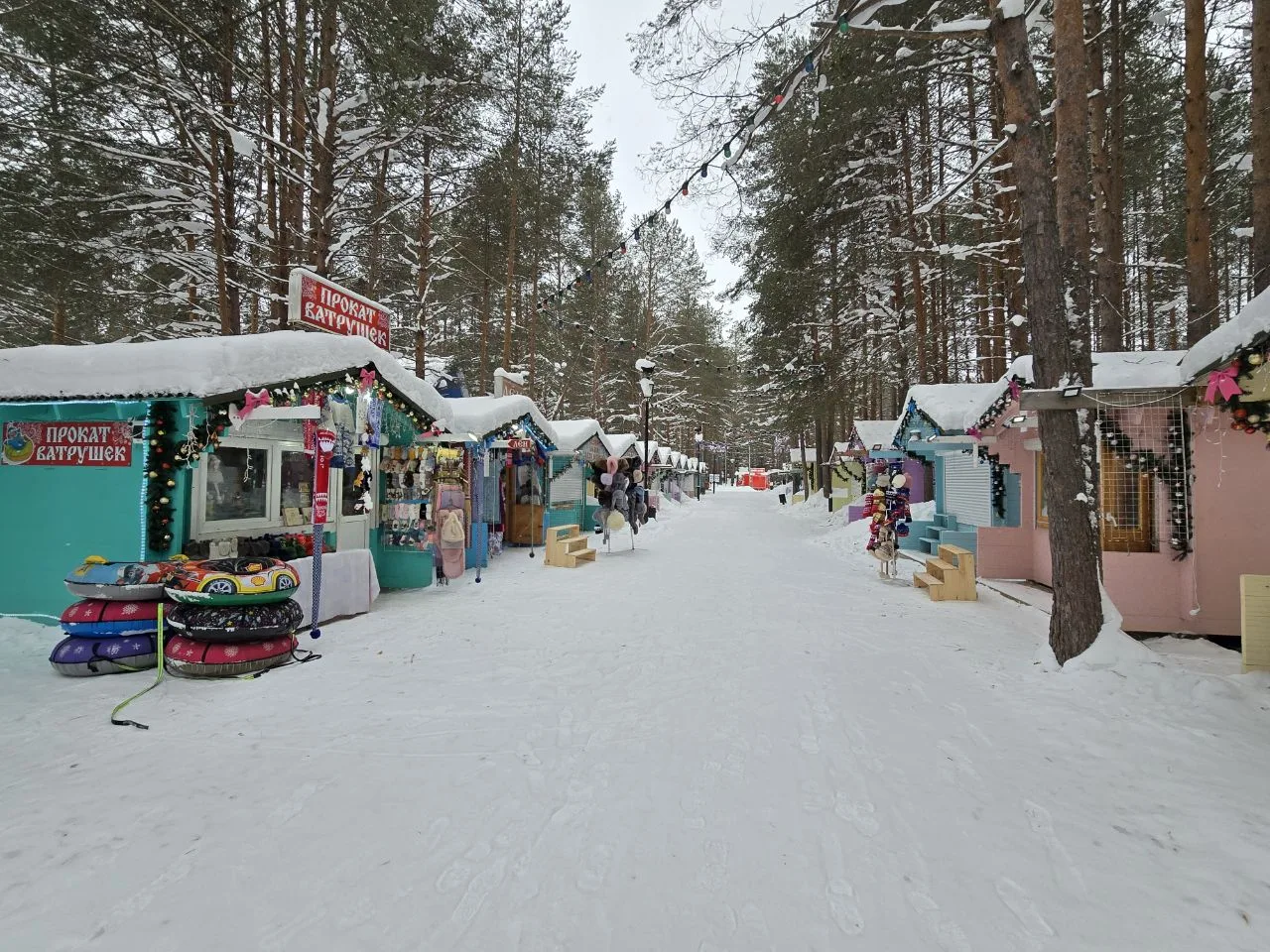 Ура, мы приехали на Вотчину Деда Мороза! 🎄 Встречу с самим Дедом Морозом решили оставить на чуть поз