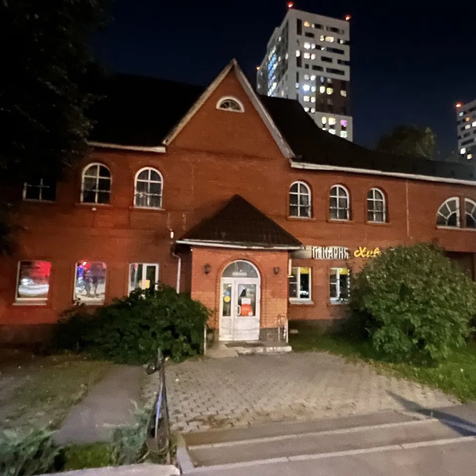 Красное здание у Гарден Парка без признаков жизни, - похоже, арендаторов уже «расселили...