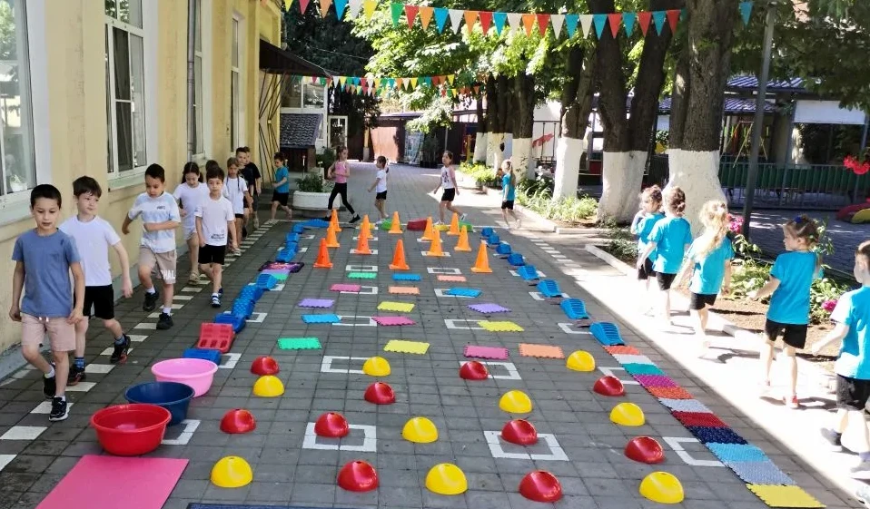 Воспитанники МБДОУ № 181 отправились в путешествие по «тропе здоровья». Хождение  без обуви по неров