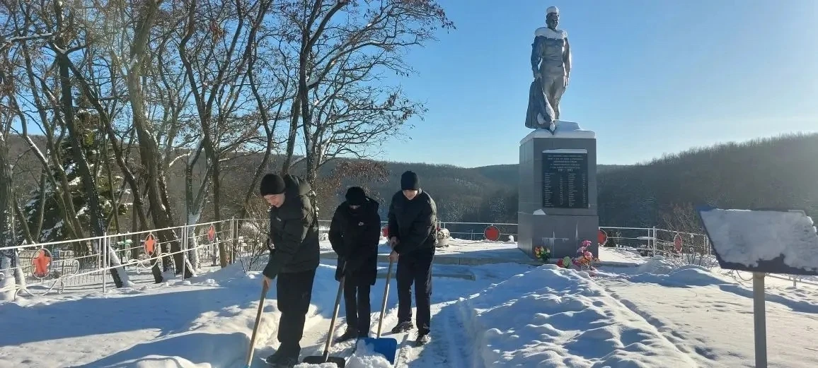 Волонтерский отряд голубинских юннатов «Наследники Победы» очистил от снега мемориальны...