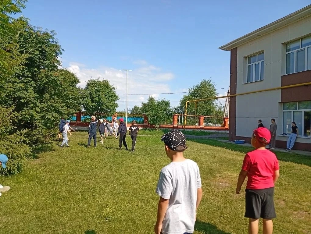 Утренняя зарядка на свежем воздухе.