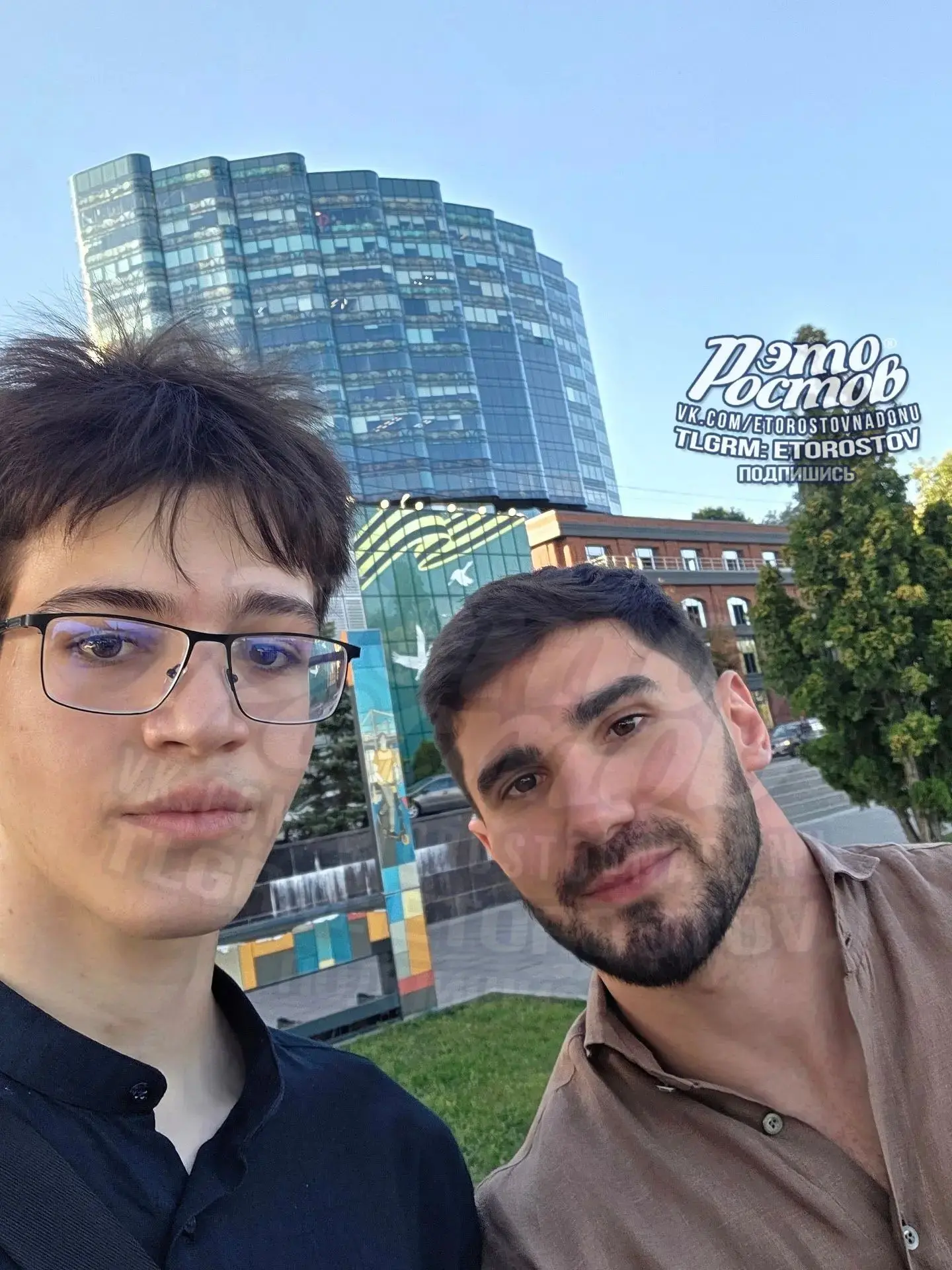 😳 Асхаб Тамаев на набережной в Ростове. 

Подписчики не упустили возможности сфоткаться с известным