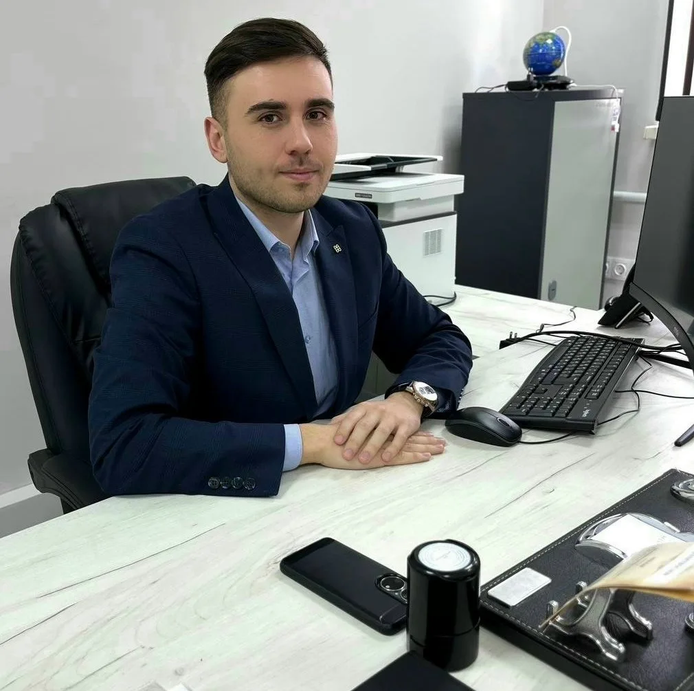 Сегодня свой день рождения празднует директор МБОУ НОШ №26 Арутюнян Артём Валерьевич !