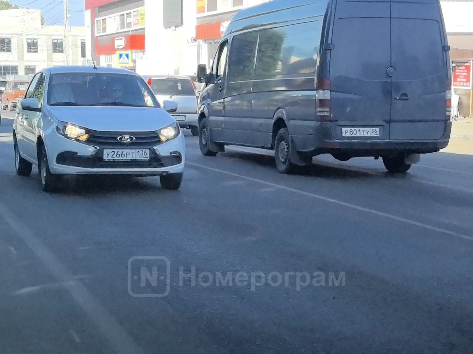 Чей крендель? Кто-нибудь знает? Он привез этот хлам на мусорку.
