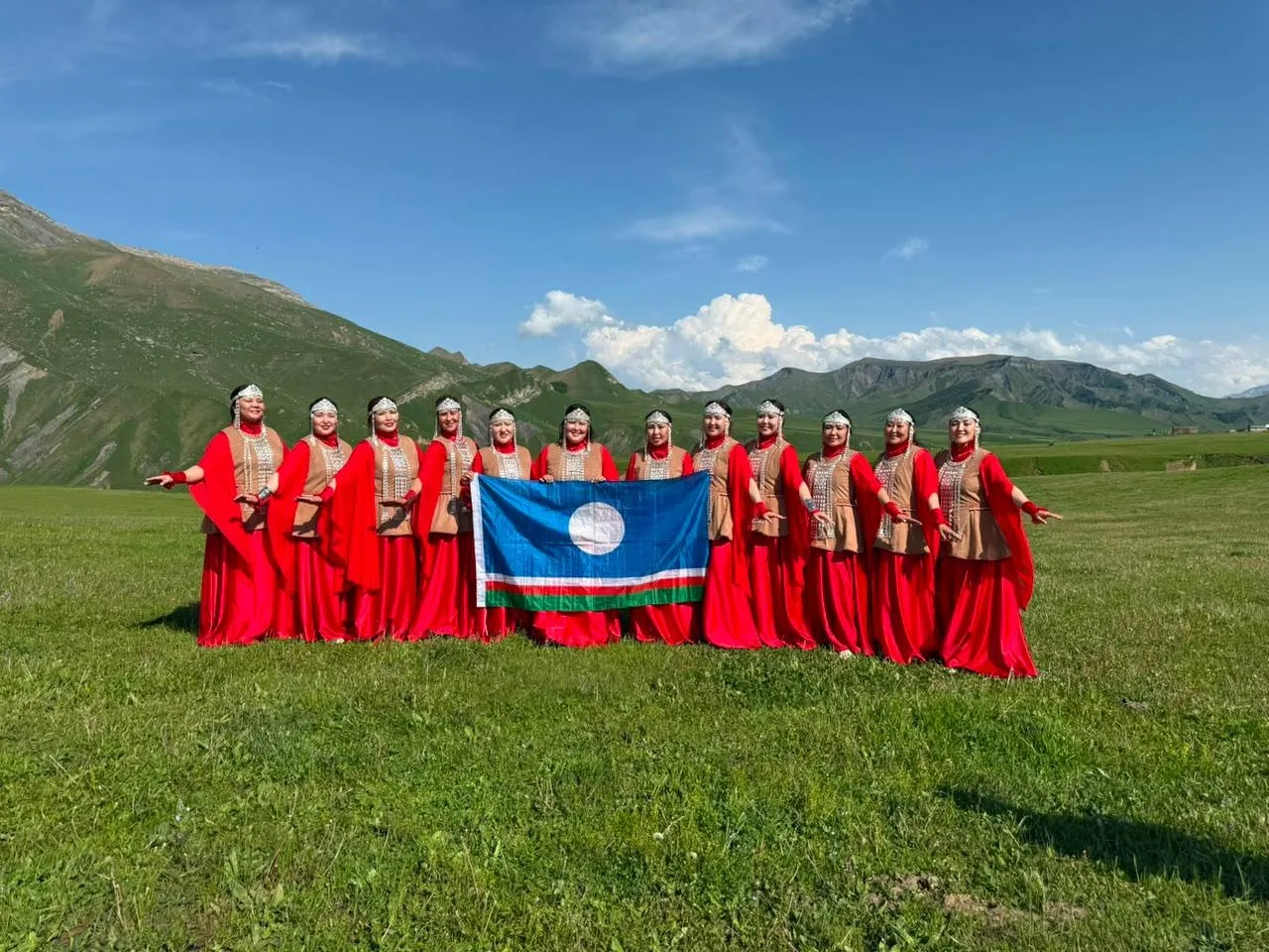 С 10 по 14 июня, вокальный коллектив «Кэрэ Куо» (рук. Окорокова Т.Г.) принимал участие ...