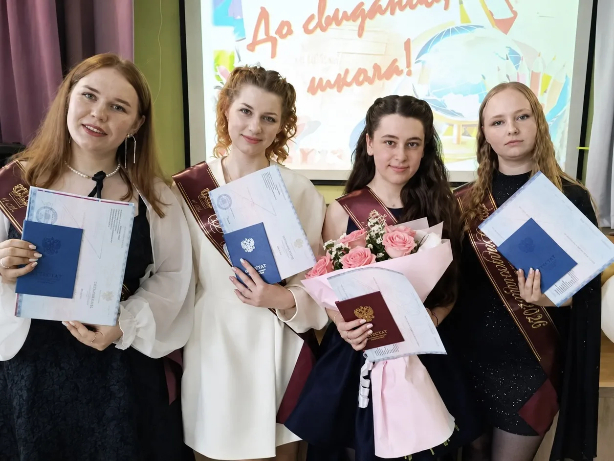 ✨ВПЕРЁД — С НОВОЙ ГЛАВЫ

Один за другим выпускники поднимались на сцену, чтобы получить документ, за